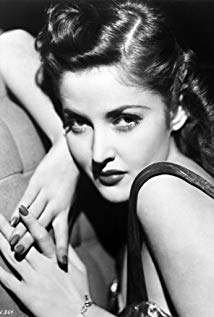 How tall is Martha Vickers?